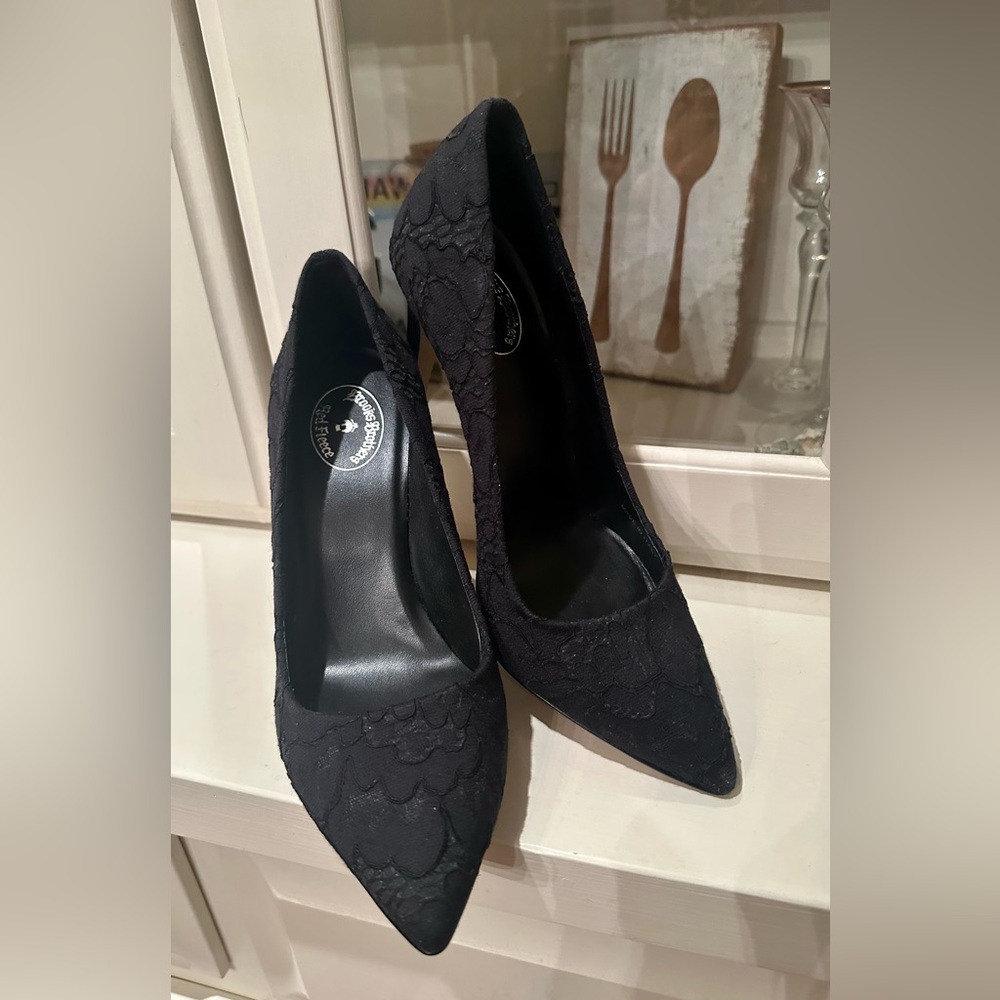 EUC Brooks Brothers Black Floral Lace Pumps. Size 7.5